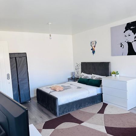 Modern Room In A 4 Bedroom Flat In London, Shared Bathroom! Eksteriør bilde