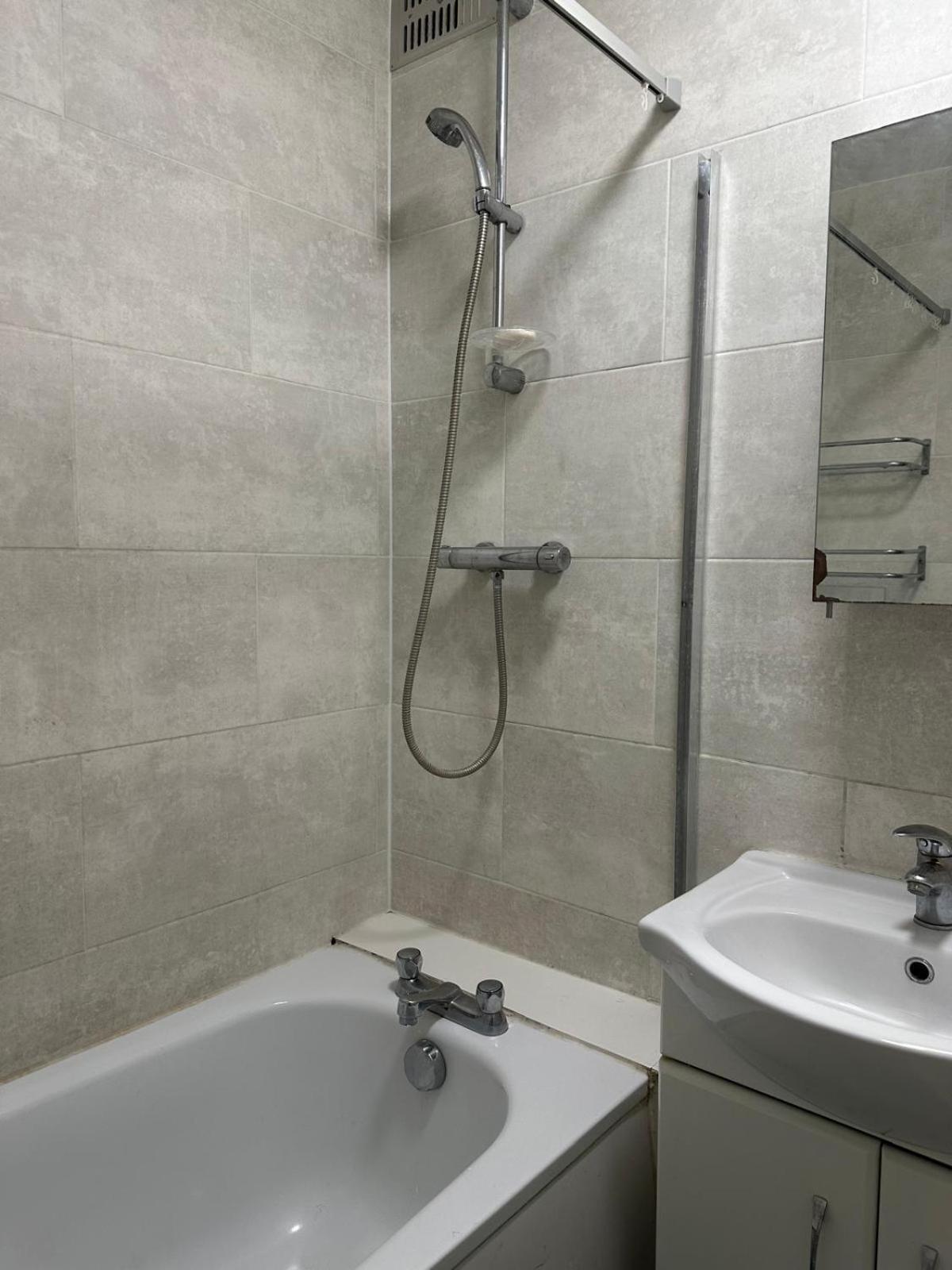 Modern Room In A 4 Bedroom Flat In London, Shared Bathroom! Eksteriør bilde